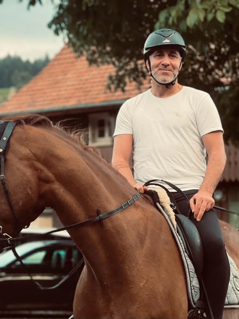 Giuseppe Milazzo zu Pferd auf dem Hof