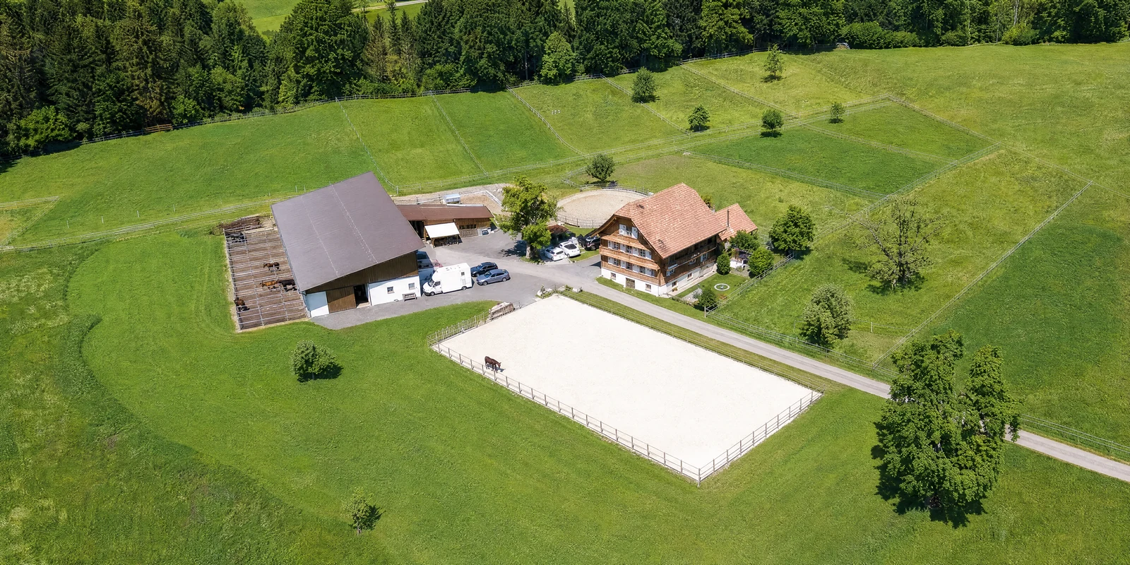 Blick über die Weiden und Hügel rund um den Reit- und Pensionsstall Rütimatt