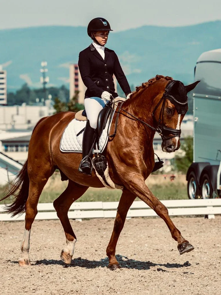 Livia Brun beim Reiten auf dem Platz