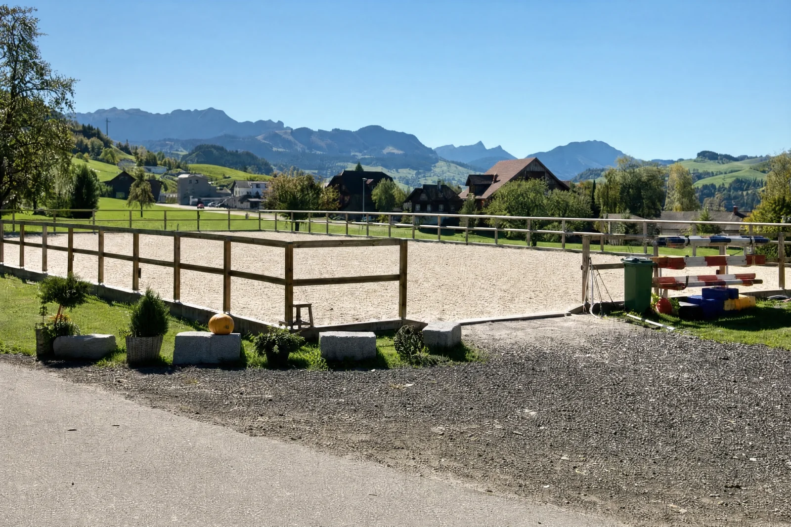 Der Reitplatz mit Blick auf die Berge